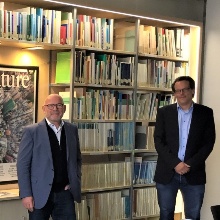 Herren Birkmann und Hermann vor Bücherregal